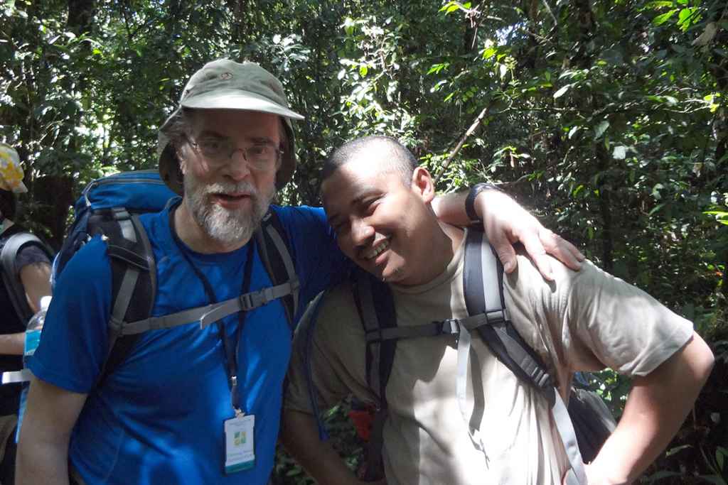 Ilkka Hanski på Borneo 2013, till höger doktoranden Tanjona Ramiadantsoa från Madagaskar. Foto: Eeva Furman. 