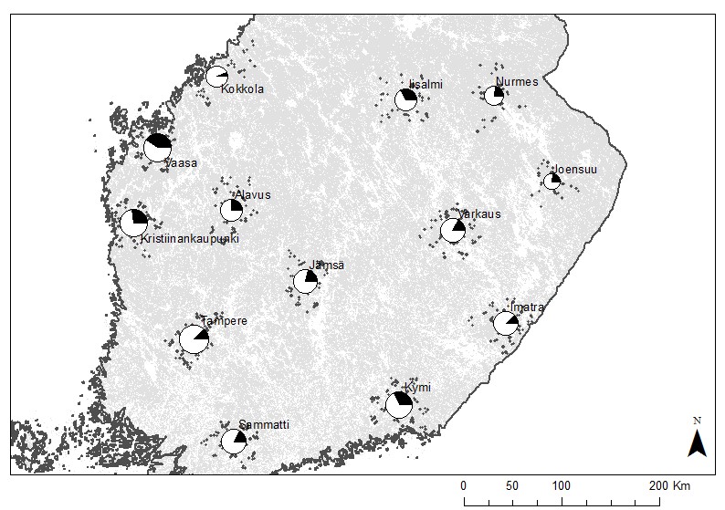 Vuonna 2017 kartoitettujen pienruutujen sijainti ja asuttujen ruutujen osuus alueittain kuvattuna. Piirakkadiagrammin musta osa kuvaa liito-oravan asuttamien ruutujen osuutta kaikista kartoitetuista 9 hehtaarin ruuduista. Piirakan koko kuvaa alueen ruutujen kokonaismäärää, joka oli vuonna 2017 pienin Joensuun (28 ruutua) ja suurin Tampereen (84 ruutua) seudulla. Kartta: Sanna Mäkeläinen / Luomus
