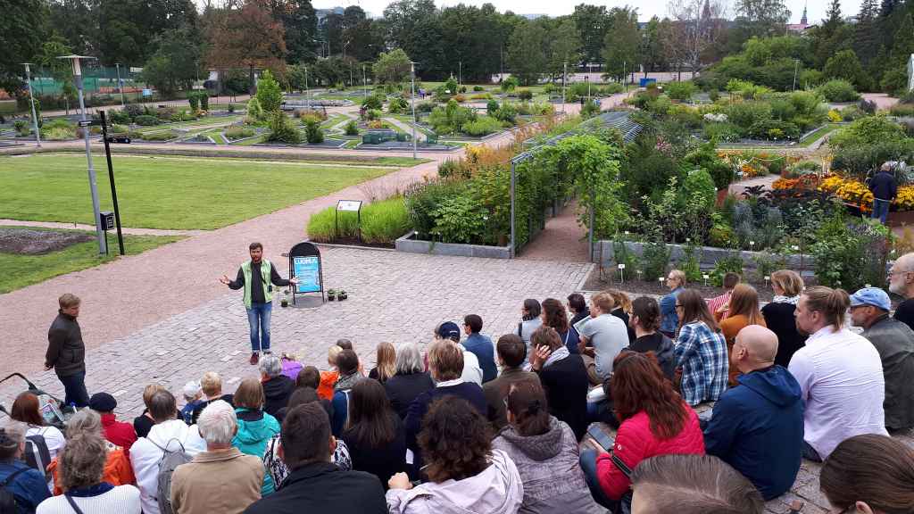 Besökare i botaniska trädgård 2018 Konstens natt. Bild: Salla Mehtälä / Luomus