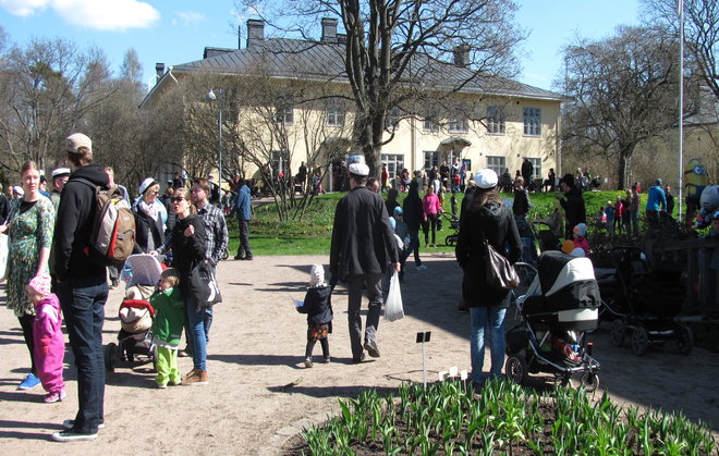 Vappushokkelo vietettiin Kumpulan keväässä, aurinkoisessa säässä. Kuva LUOMUS/Paula Havas-Matilainen 1.5.2016