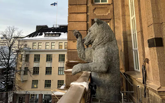 Luonnontieteellisen museon synttärilahja kaupunkilaisille, Urho-karhu, vilkuttelee museon parvekkeelta. Taitelija Eliya Zweygbergin kuumasinkitystä teräsverkosta tekemä teos on kolme metriä korkea ja painaa 600 kiloa. Kuva: Markku Liinamaa